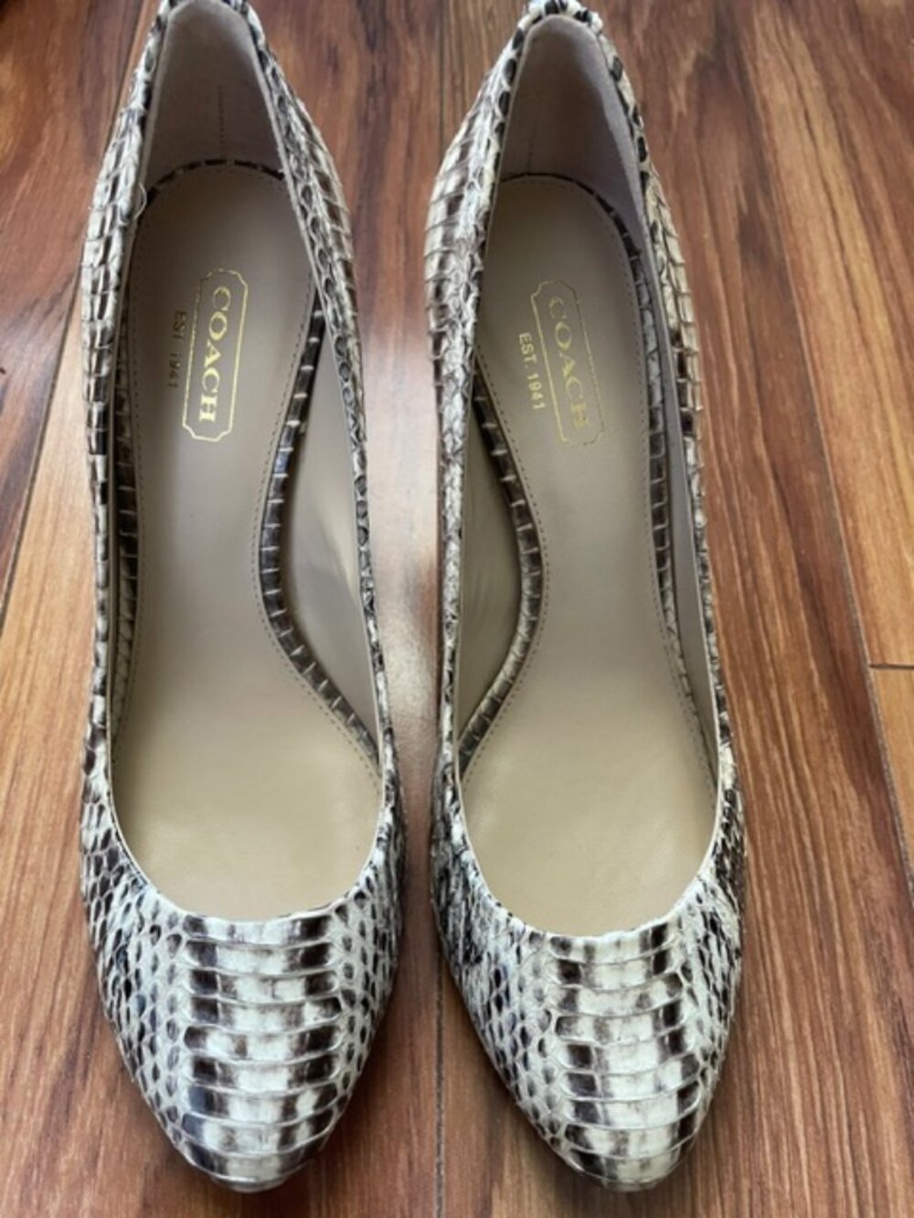 Coach Women's  Snakeskin Print Pumps Shoes, White Brown, Size 6.5 B - Picture 2 of 5